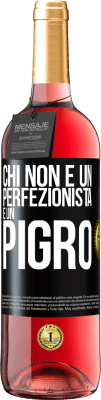 29,95 € Spedizione Gratuita | Vino rosato Edizione ROSÉ Chi non è un perfezionista è un pigro Etichetta Nera. Etichetta personalizzabile Vino giovane Raccogliere 2024 Tempranillo