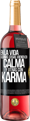 29,95 € Envío gratis | Vino Rosado Edición ROSÉ En la vida algunas cosas vienen con calma y otras con karma Etiqueta Negra. Etiqueta personalizable Vino joven Cosecha 2024 Tempranillo