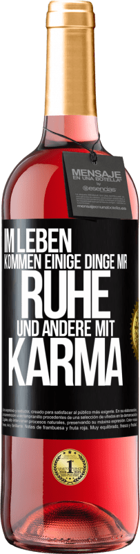 29,95 € Kostenloser Versand | Roséwein ROSÉ Ausgabe Im Leben kommen einige Dinge mir Ruhe und andere mit Karma Schwarzes Etikett. Anpassbares Etikett Junger Wein Ernte 2023 Tempranillo