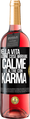 29,95 € Spedizione Gratuita | Vino rosato Edizione ROSÉ Nella vita alcune cose arrivano calme e altre con karma Etichetta Nera. Etichetta personalizzabile Vino giovane Raccogliere 2024 Tempranillo