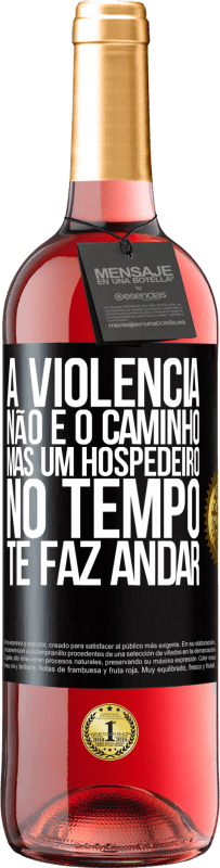 29,95 € Envio grátis | Vinho rosé Edição ROSÉ A violência não é o caminho, mas um hospedeiro no tempo te faz andar Etiqueta Preta. Etiqueta personalizável Vinho jovem Colheita 2023 Tempranillo