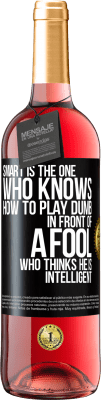 29,95 € 送料無料 | ロゼワイン ROSÉエディション レディは愚かなプレーの仕方を知っている人です...彼が賢いと思う愚か者の前で ブラックラベル. カスタマイズ可能なラベル 若いワイン 収穫 2025 Tempranillo