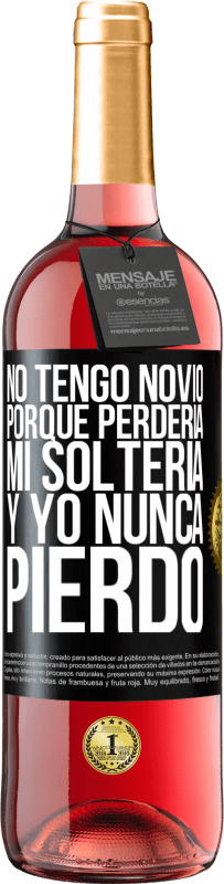 29,95 € Envío gratis | Vino Rosado Edición ROSÉ No tengo novio porque perdería mi soltería y yo nunca pierdo Etiqueta Negra. Etiqueta personalizable Vino joven Cosecha 2023 Tempranillo