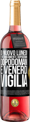 29,95 € Spedizione Gratuita | Vino rosato Edizione ROSÉ Di nuovo lunedì! Fortunatamente dopodomani dopodomani è venerdì vigilia Etichetta Nera. Etichetta personalizzabile Vino giovane Raccogliere 2023 Tempranillo