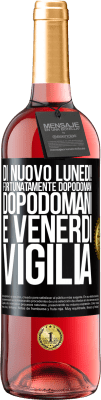 29,95 € Spedizione Gratuita | Vino rosato Edizione ROSÉ Di nuovo lunedì! Fortunatamente dopodomani dopodomani è venerdì vigilia Etichetta Nera. Etichetta personalizzabile Vino giovane Raccogliere 2025 Tempranillo