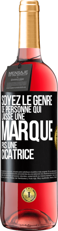 29,95 € Envoi gratuit | Vin rosé Édition ROSÉ Soyez le genre de personne qui laisse une marque, pas une cicatrice Étiquette Noire. Étiquette personnalisable Vin jeune Récolte 2023 Tempranillo