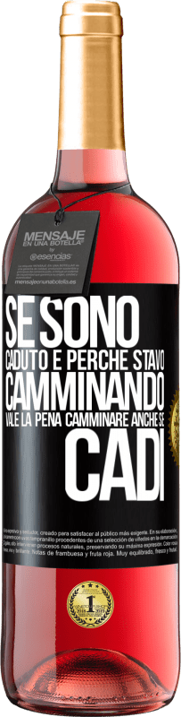 29,95 € Spedizione Gratuita | Vino rosato Edizione ROSÉ Se sono caduto è perché stavo camminando. Vale la pena camminare anche se cadi Etichetta Nera. Etichetta personalizzabile Vino giovane Raccogliere 2023 Tempranillo