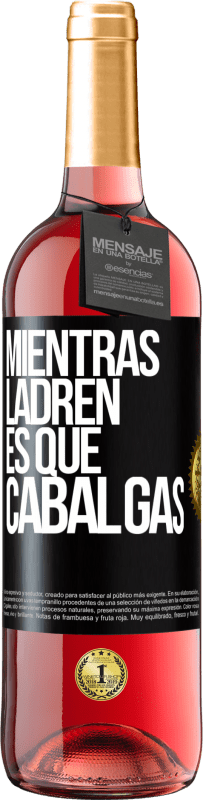 29,95 € Envío gratis | Vino Rosado Edición ROSÉ Mientras ladren es que cabalgas Etiqueta Negra. Etiqueta personalizable Vino joven Cosecha 2024 Tempranillo