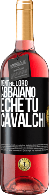 29,95 € Spedizione Gratuita | Vino rosato Edizione ROSÉ Mentre loro abbaiano è che tu cavalchi Etichetta Nera. Etichetta personalizzabile Vino giovane Raccogliere 2023 Tempranillo