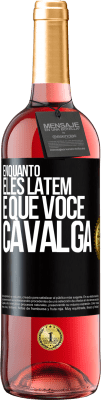 29,95 € Envio grátis | Vinho rosé Edição ROSÉ Enquanto eles latem é que você cavalga Etiqueta Preta. Etiqueta personalizável Vinho jovem Colheita 2023 Tempranillo