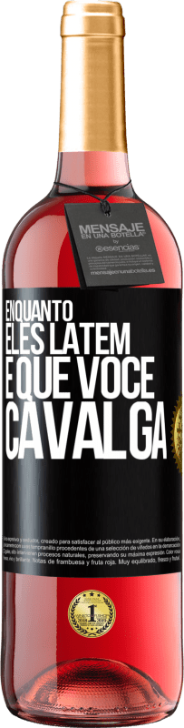 29,95 € Envio grátis | Vinho rosé Edição ROSÉ Enquanto eles latem é que você cavalga Etiqueta Preta. Etiqueta personalizável Vinho jovem Colheita 2024 Tempranillo