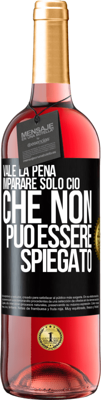 29,95 € Spedizione Gratuita | Vino rosato Edizione ROSÉ Vale la pena imparare solo ciò che non può essere spiegato Etichetta Nera. Etichetta personalizzabile Vino giovane Raccogliere 2023 Tempranillo