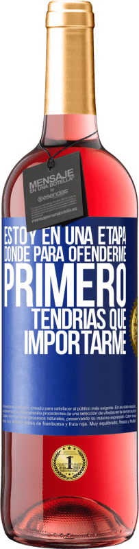 29,95 € Envío gratis | Vino Rosado Edición ROSÉ Estoy en una etapa donde para ofenderme, primero tendrías que importarme Etiqueta Azul. Etiqueta personalizable Vino joven Cosecha 2024 Tempranillo