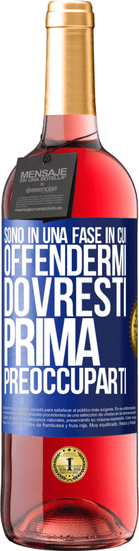 29,95 € Spedizione Gratuita | Vino rosato Edizione ROSÉ Sono in una fase in cui offendermi, dovresti prima preoccuparti Etichetta Blu. Etichetta personalizzabile Vino giovane Raccogliere 2024 Tempranillo