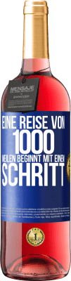 29,95 € Kostenloser Versand | Roséwein ROSÉ Ausgabe Eine Reise von 1000 Meilen beginnt mit einem Schritt Blaue Markierung. Anpassbares Etikett Junger Wein Ernte 2023 Tempranillo