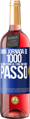 29,95 € Envio grátis | Vinho rosé Edição ROSÉ Uma jornada de mil milhas começa com um único passo Etiqueta Azul. Etiqueta personalizável Vinho jovem Colheita 2023 Tempranillo