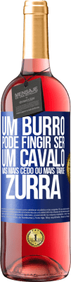 29,95 € Envio grátis | Vinho rosé Edição ROSÉ Um burro pode fingir ser um cavalo, mas mais cedo ou mais tarde zurra Etiqueta Azul. Etiqueta personalizável Vinho jovem Colheita 2025 Tempranillo