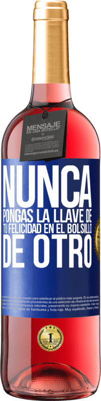 29,95 € Envío gratis | Vino Rosado Edición ROSÉ Nunca pongas la llave de tu felicidad en el bolsillo de otro Etiqueta Azul. Etiqueta personalizable Vino joven Cosecha 2024 Tempranillo