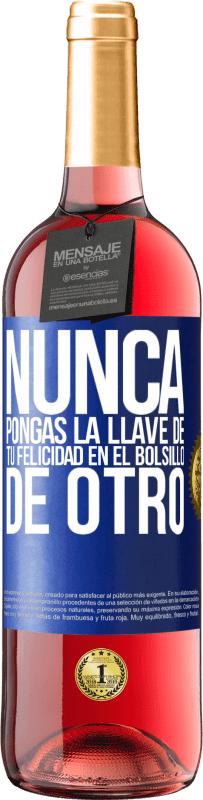 29,95 € Envío gratis | Vino Rosado Edición ROSÉ Nunca pongas la llave de tu felicidad en el bolsillo de otro Etiqueta Azul. Etiqueta personalizable Vino joven Cosecha 2025 Tempranillo