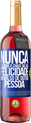 29,95 € Envio grátis | Vinho rosé Edição ROSÉ Nunca coloque a chave da sua felicidade no bolso de outra pessoa Etiqueta Azul. Etiqueta personalizável Vinho jovem Colheita 2023 Tempranillo