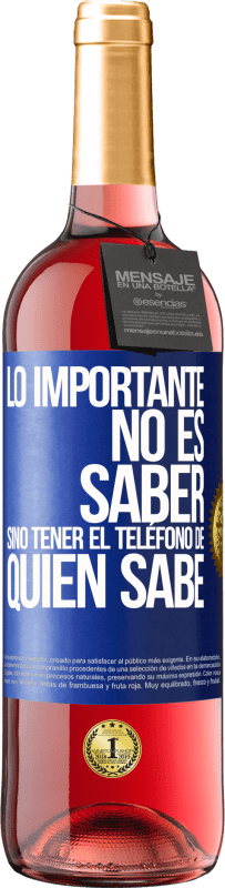 29,95 € Envío gratis | Vino Rosado Edición ROSÉ Lo importante no es saber, sino tener el teléfono del que sabe Etiqueta Azul. Etiqueta personalizable Vino joven Cosecha 2024 Tempranillo