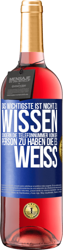 29,95 € Kostenloser Versand | Roséwein ROSÉ Ausgabe Das Wichtigste ist, nicht zu wissen, sondern die Telefonnummer von der Person zu haben, die es weiß Blaue Markierung. Anpassbares Etikett Junger Wein Ernte 2024 Tempranillo