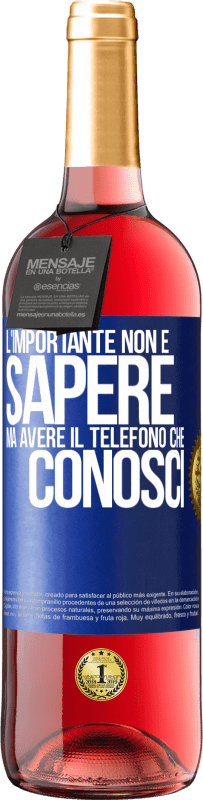 29,95 € Spedizione Gratuita | Vino rosato Edizione ROSÉ L'importante non è sapere, ma avere il telefono che conosci Etichetta Blu. Etichetta personalizzabile Vino giovane Raccogliere 2024 Tempranillo