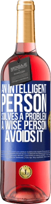29,95 € 送料無料 | ロゼワイン ROSÉエディション 知的な人が問題を解決します。賢い人はそれを避けます 青いタグ. カスタマイズ可能なラベル 若いワイン 収穫 2025 Tempranillo