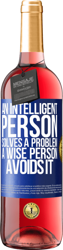 29,95 € Free Shipping | Rosé Wine ROSÉ Edition An intelligent person solves a problem. A wise person avoids it Blue Label. Customizable label Young wine Harvest 2024 Tempranillo