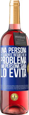 29,95 € Envío gratis | Vino Rosado Edición ROSÉ Una persona inteligente resuelve un problema. Una persona sabia lo evita Etiqueta Azul. Etiqueta personalizable Vino joven Cosecha 2024 Tempranillo