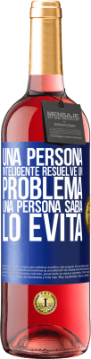 29,95 € Envío gratis | Vino Rosado Edición ROSÉ Una persona inteligente resuelve un problema. Una persona sabia lo evita Etiqueta Azul. Etiqueta personalizable Vino joven Cosecha 2025 Tempranillo