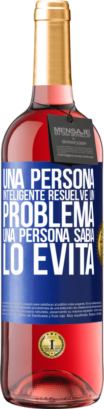 29,95 € Envío gratis | Vino Rosado Edición ROSÉ Una persona inteligente resuelve un problema. Una persona sabia lo evita Etiqueta Azul. Etiqueta personalizable Vino joven Cosecha 2025 Tempranillo