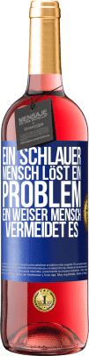 29,95 € Kostenloser Versand | Roséwein ROSÉ Ausgabe Ein schlauer Mensch löst ein Problem. Ein weiser Mensch vermeidet es Blaue Markierung. Anpassbares Etikett Junger Wein Ernte 2025 Tempranillo