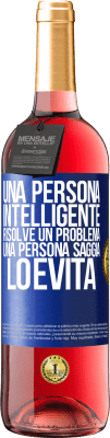 29,95 € Spedizione Gratuita | Vino rosato Edizione ROSÉ Una persona intelligente risolve un problema. Una persona saggia lo evita Etichetta Blu. Etichetta personalizzabile Vino giovane Raccogliere 2025 Tempranillo
