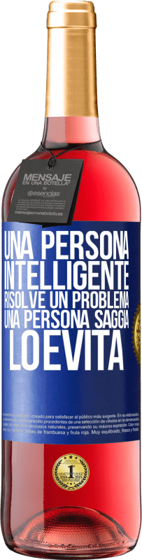 29,95 € Spedizione Gratuita | Vino rosato Edizione ROSÉ Una persona intelligente risolve un problema. Una persona saggia lo evita Etichetta Blu. Etichetta personalizzabile Vino giovane Raccogliere 2024 Tempranillo