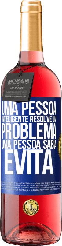 29,95 € Envio grátis | Vinho rosé Edição ROSÉ Uma pessoa inteligente resolve um problema. Uma pessoa sábia evita Etiqueta Azul. Etiqueta personalizável Vinho jovem Colheita 2024 Tempranillo