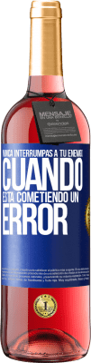 29,95 € Envío gratis | Vino Rosado Edición ROSÉ Nunca interrumpas a tu enemigo cuando está cometiendo un error Etiqueta Azul. Etiqueta personalizable Vino joven Cosecha 2025 Tempranillo