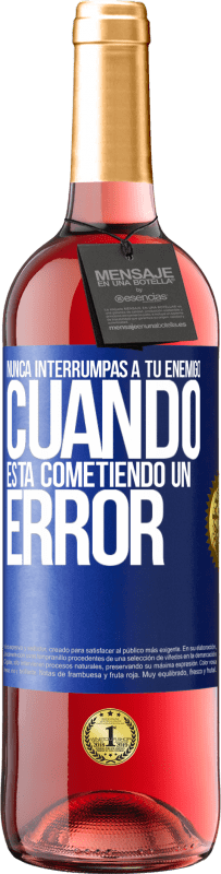 29,95 € Envío gratis | Vino Rosado Edición ROSÉ Nunca interrumpas a tu enemigo cuando está cometiendo un error Etiqueta Azul. Etiqueta personalizable Vino joven Cosecha 2024 Tempranillo