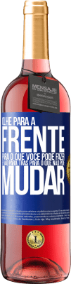 29,95 € Envio grátis | Vinho rosé Edição ROSÉ Olhe para a frente, para o que você pode fazer e não para trás, para o que não pode mudar Etiqueta Azul. Etiqueta personalizável Vinho jovem Colheita 2023 Tempranillo