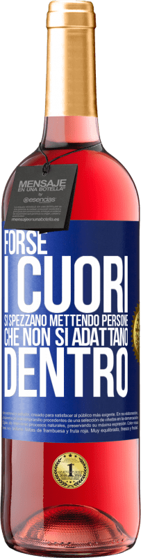 29,95 € Spedizione Gratuita | Vino rosato Edizione ROSÉ Forse i cuori si spezzano mettendo persone che non si adattano dentro Etichetta Blu. Etichetta personalizzabile Vino giovane Raccogliere 2024 Tempranillo