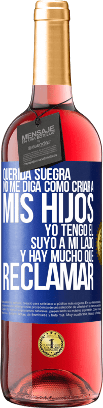 29,95 € Envío gratis | Vino Rosado Edición ROSÉ Querida suegra, no me diga como criar a mis hijos. Yo tengo el suyo a mi lado y hay mucho que reclamar Etiqueta Azul. Etiqueta personalizable Vino joven Cosecha 2024 Tempranillo