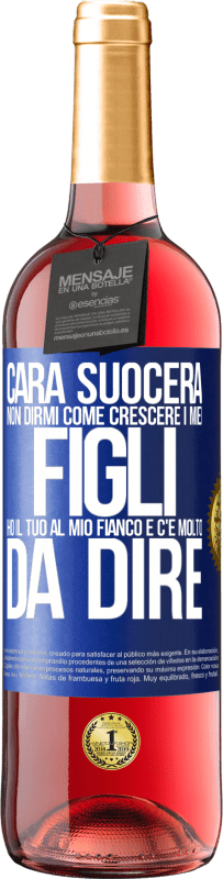 29,95 € Spedizione Gratuita | Vino rosato Edizione ROSÉ Cara suocera, non dirmi come crescere i miei figli. Ho il tuo al mio fianco e c'è molto da dire Etichetta Blu. Etichetta personalizzabile Vino giovane Raccogliere 2024 Tempranillo