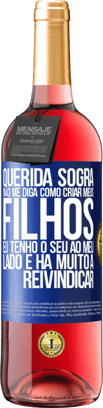 29,95 € Envio grátis | Vinho rosé Edição ROSÉ Querida sogra, não me diga como criar meus filhos. Eu tenho o seu ao meu lado e há muito a reivindicar Etiqueta Azul. Etiqueta personalizável Vinho jovem Colheita 2024 Tempranillo