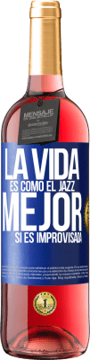 29,95 € Envío gratis | Vino Rosado Edición ROSÉ La vida es como el jazz… mejor si es improvisada Etiqueta Azul. Etiqueta personalizable Vino joven Cosecha 2023 Tempranillo