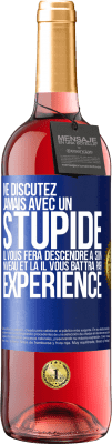 29,95 € Envoi gratuit | Vin rosé Édition ROSÉ Ne discutez jamais avec un stupide. Il vous fera descendre à son niveau et là il vous battra par expérience Étiquette Bleue. Étiquette personnalisable Vin jeune Récolte 2023 Tempranillo