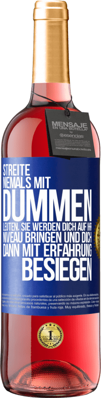 29,95 € Kostenloser Versand | Roséwein ROSÉ Ausgabe Streite niemals mit dummen Leuten, sie werden dich auf ihr Niveau bringen und dich dann mit Erfahrung besiegen. Blaue Markierung. Anpassbares Etikett Junger Wein Ernte 2024 Tempranillo