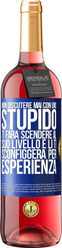 29,95 € Spedizione Gratuita | Vino rosato Edizione ROSÉ Non discutere mai con uno stupido. Ti farà scendere al suo livello e lì ti sconfiggerà per esperienza Etichetta Blu. Etichetta personalizzabile Vino giovane Raccogliere 2024 Tempranillo