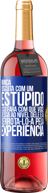 29,95 € Envio grátis | Vinho rosé Edição ROSÉ Nunca discuta com um estúpido. Isso fará com que você desça ao nível dele e aí derrotá-lo-á pela experiência Etiqueta Azul. Etiqueta personalizável Vinho jovem Colheita 2024 Tempranillo