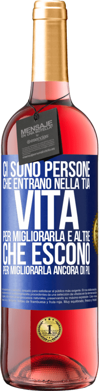 29,95 € Spedizione Gratuita | Vino rosato Edizione ROSÉ Ci sono persone che entrano nella tua vita per migliorarla e altre che escono per migliorarla ancora di più Etichetta Blu. Etichetta personalizzabile Vino giovane Raccogliere 2024 Tempranillo