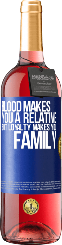 29,95 € 免费送货 | 桃红葡萄酒 ROSÉ版 血使您成为亲戚，但忠诚使您成为家庭 蓝色标签. 可自定义的标签 青年酒 收成 2023 Tempranillo